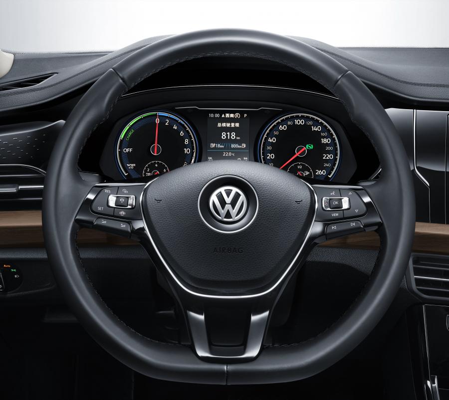 Панель приборов Volkswagen Passat PHEV 2018 года  (CN) (фото 14 из 15)
